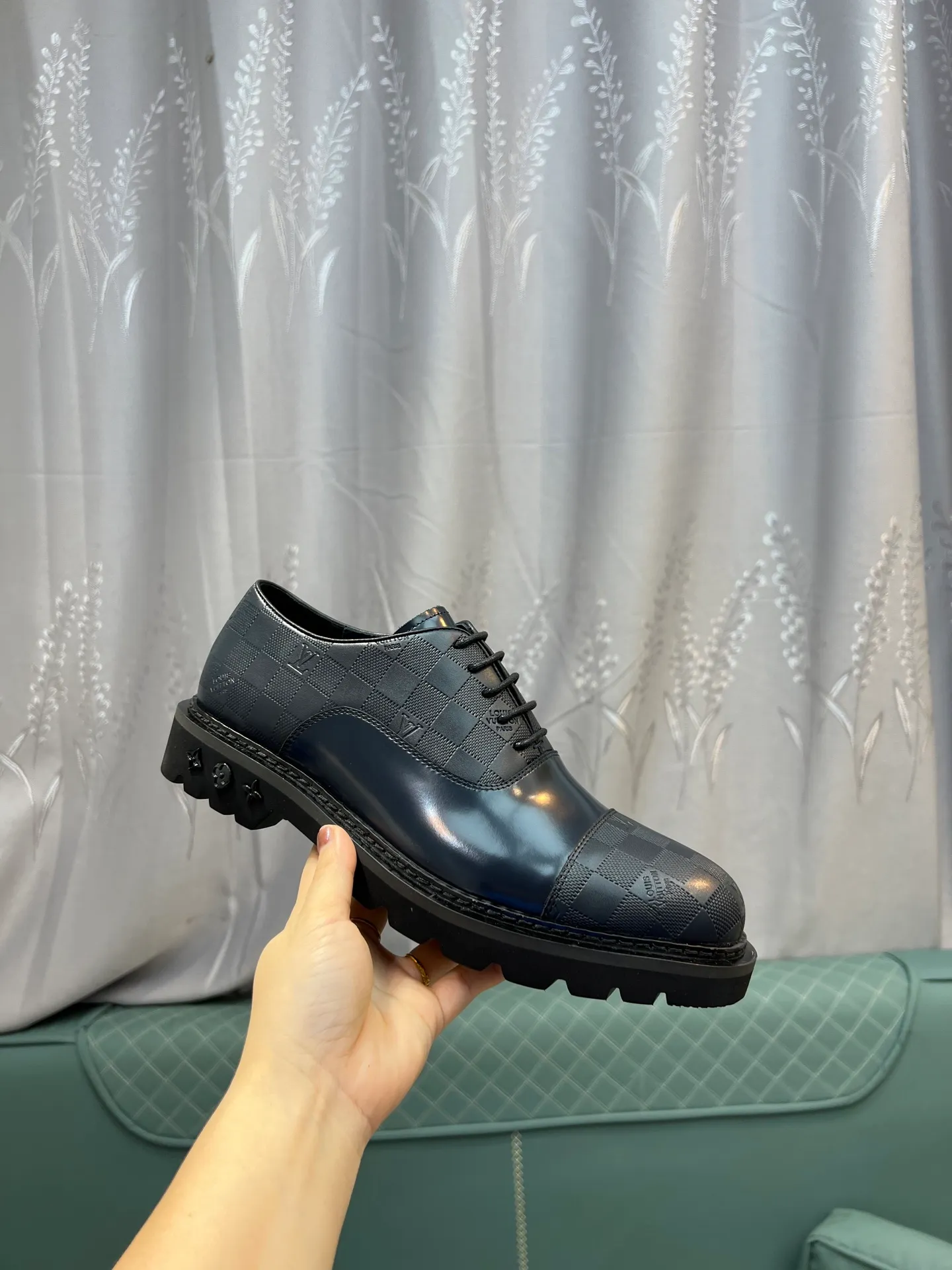 Men's shoes 💰820 [LV] - High-end quality - Upper: 🔝 tumbled cowhide, Nappa cowhide, brand logo sewn on shoe body - Lining: cowhide, foot pads; water-dyed cowhide - Outsole: TPR·rubber foam; two-color molded outsole -Super high quality control·Fine workmanship: highlighted (high-end·luxury·grade) -Size: 39-44 (38 45 can be customized)
